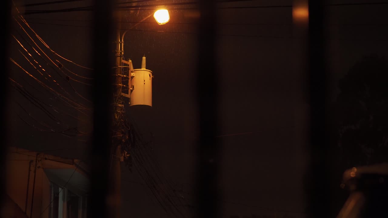 밤에 폭우 아래 가로등