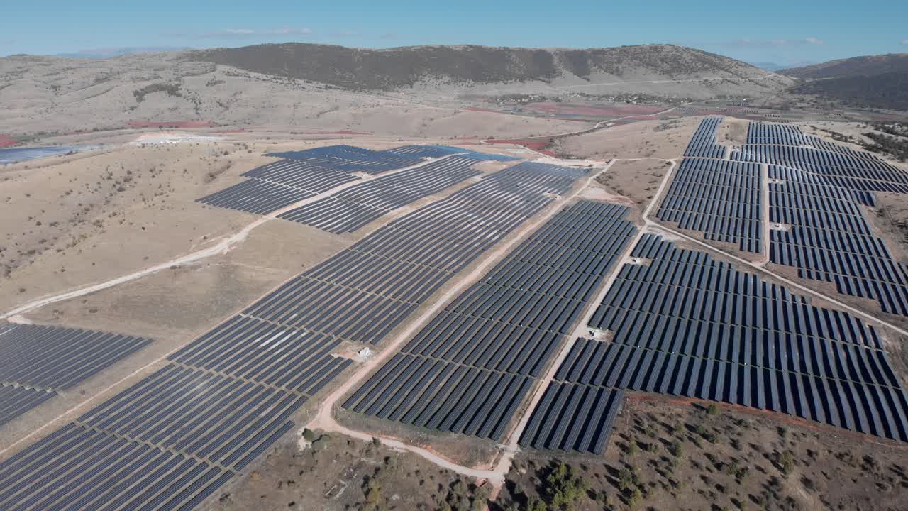 revelando drone sobre mega parque de energía solar paneles de fila de la granja rural verano soleado