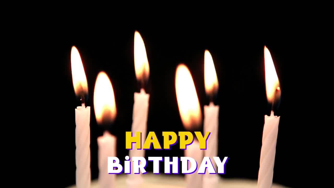 feliz cumpleaños escrito sobre velas encendidas