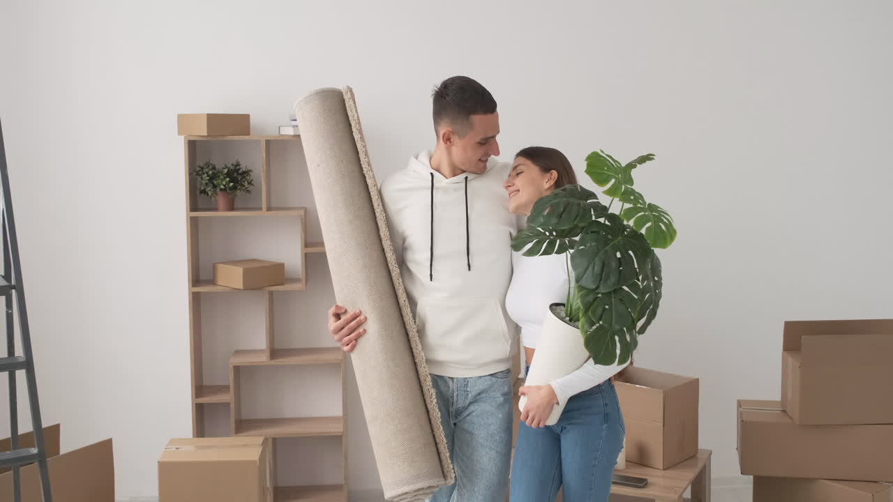 현대적인 부엌에서 함께 이야기하고 음식을 준비하는 젊은 부부