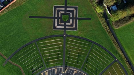 Diseño-De-Vía-De-Cementerio-De-Objetivo-Cuadrado-Moderno-Vista-Aérea-Jardín-Artístico-De-Descanso-Cementerio-Ojo-De-Pájaro-Hacia-Adelante