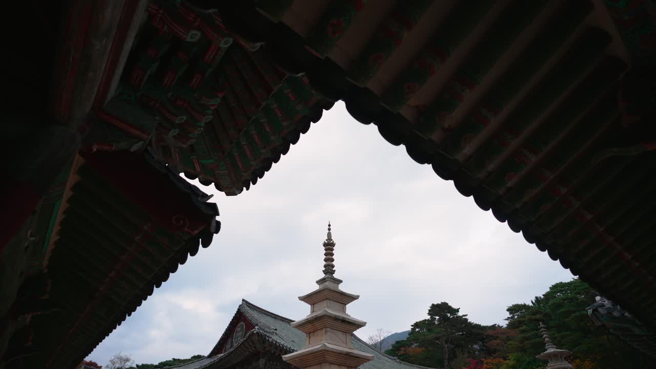 남한의 주 (gyeongju, south korea) - 2021년 11월: 유네스코 세계문화유산으로 지정된 남한 주에 있는 구사 사원에 관광객이 방문한다.