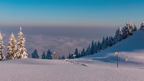 Timelapse-De-Invierno:-Montañas-Majestuosas,-Nubes-En-Movimiento-Y-Vistas-Al-Mar-En-Una-Danza-Cautivadora