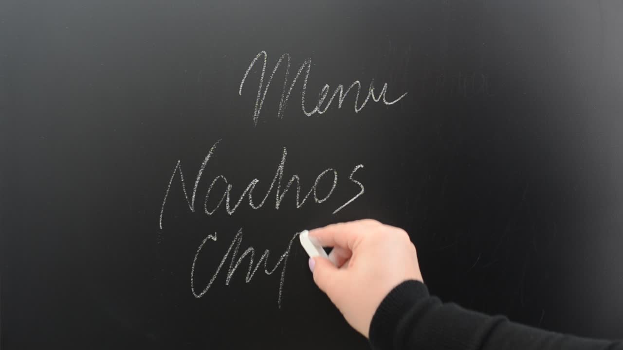 Scriviamo su una lavagna del menù. Scritta a gesso su una lavagna