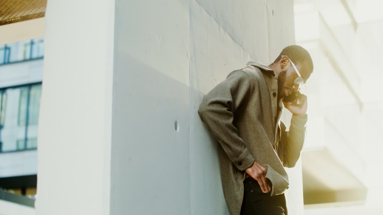 도시 환경에서 전화로 이야기하는 남자