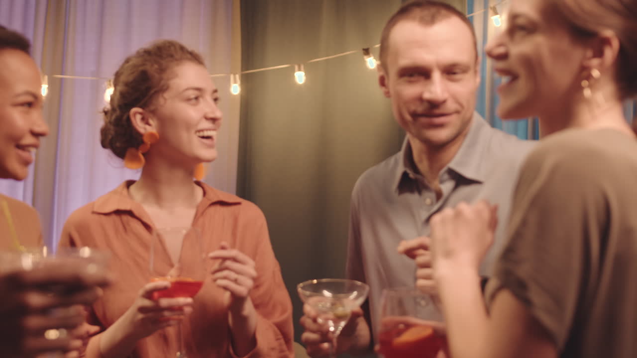 Jóvenes elegantes de fiesta en una casa