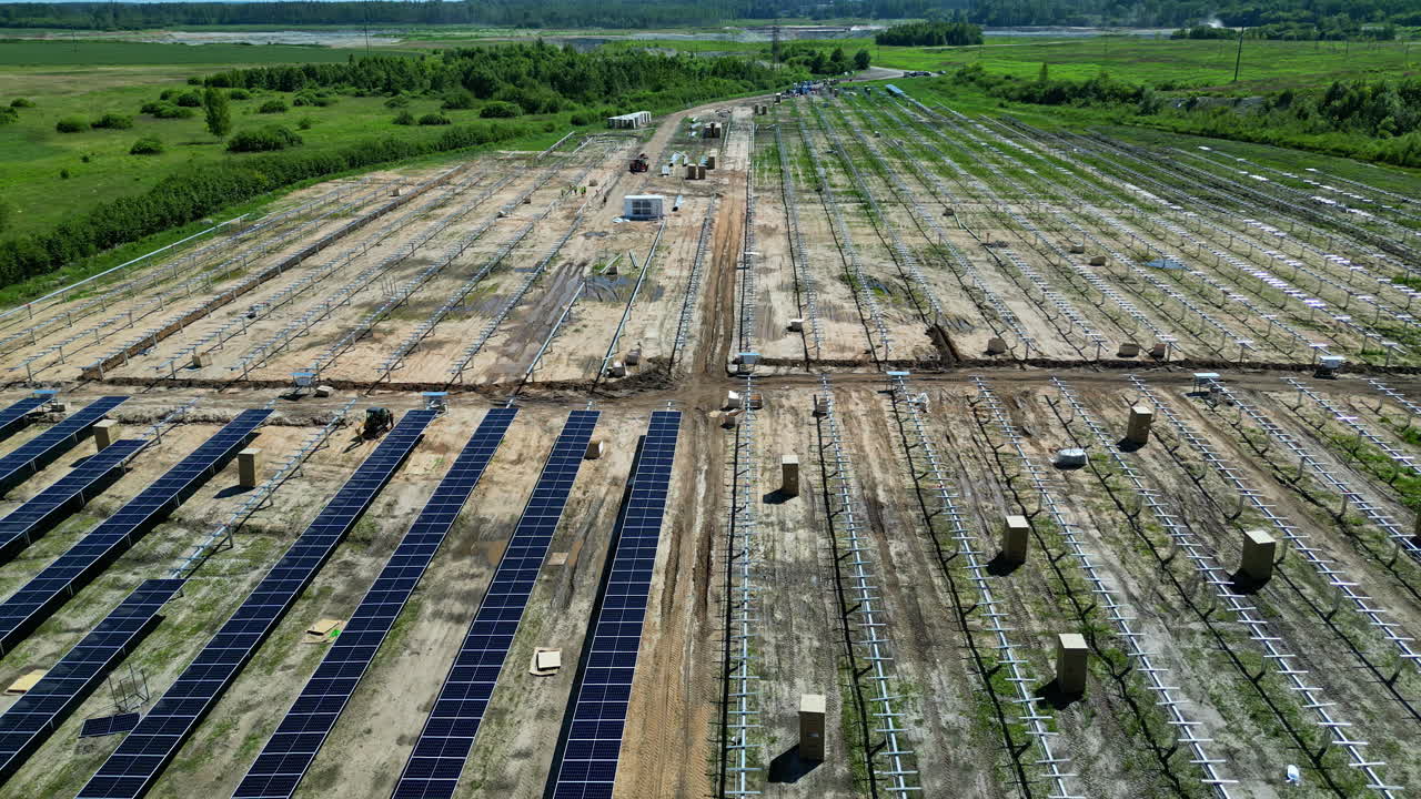 gran granja de energía solar en el paisaje verde visto desde arriba