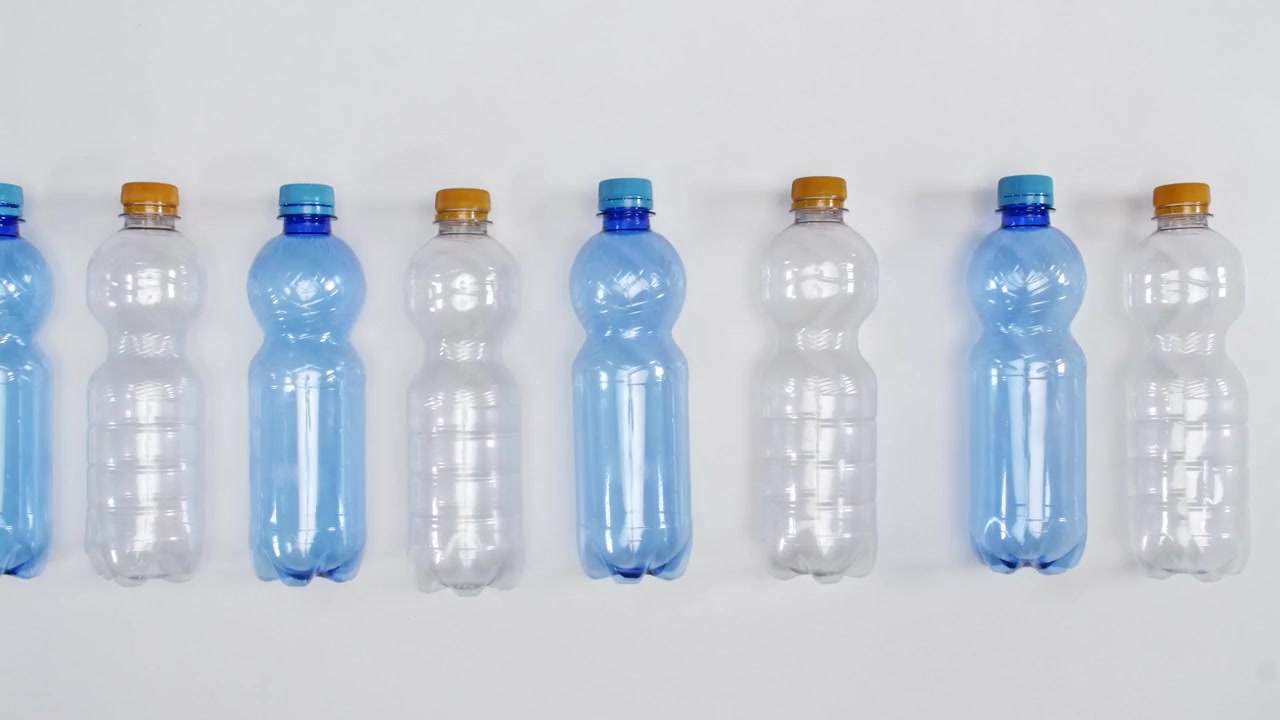 Plastic flessen op een rij voor recycling