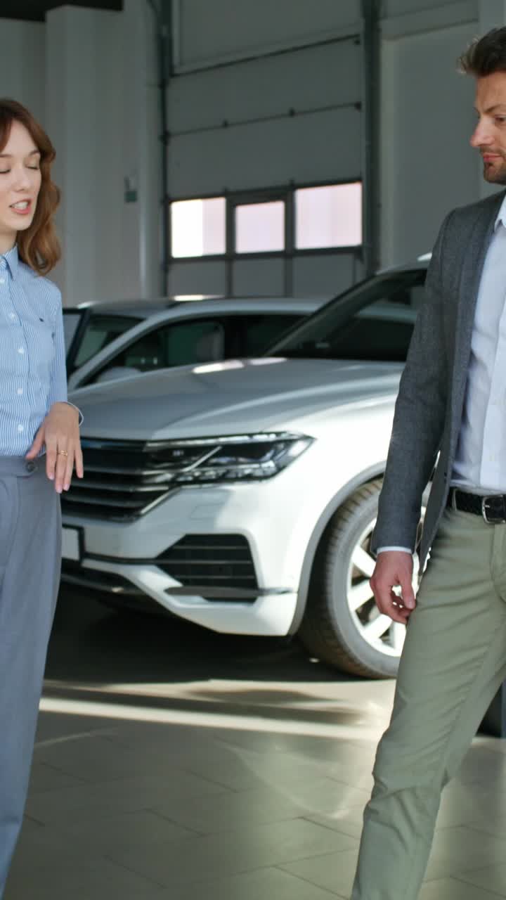 negociación de ventas de automóviles en la sala de exposiciones