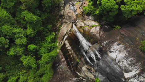 Vista-De-Arriba-Hacia-Abajo-Desde-Un-Dron-De-La-Cascada-De-Siete-Pozos,-Piscina-De-Inmersión,-Cascada-Lak,-Rocas,-árboles