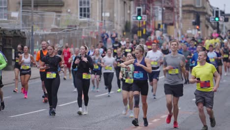 slow motion scenery, running participants, city centre location