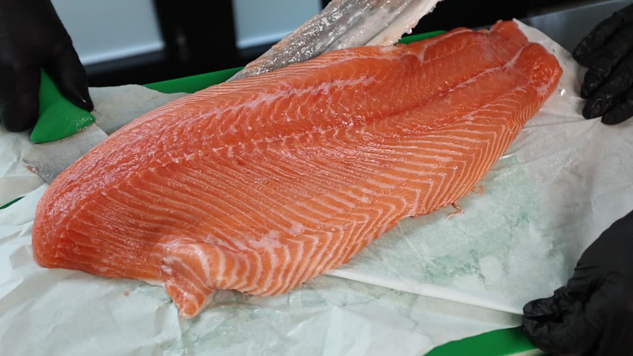 chef preparando salmón crudo