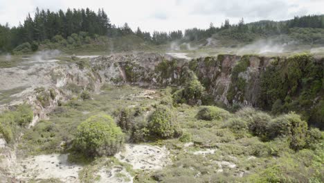 una toma amplia de un cráter con actividad térmica en los cráteres de la luna en taupo, nz