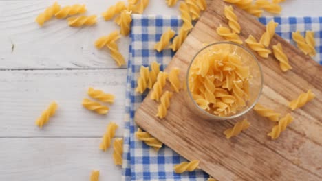 Fideos-De-Pasta-Seca-En-Un-Frasco-Sobre-La-Mesa.