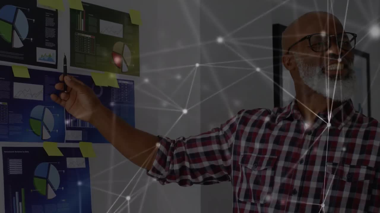 animación de la red de conexiones sobre un hombre afroamericano de alto rango haciendo una presentación