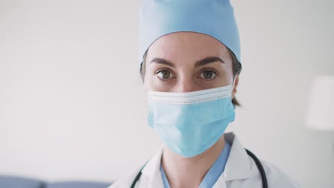 retrato de una doctora caucásica con una máscara facial en casa