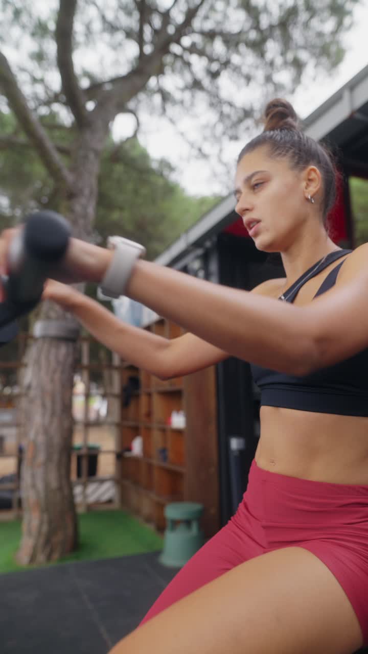 mujer haciendo ejercicio al aire libre