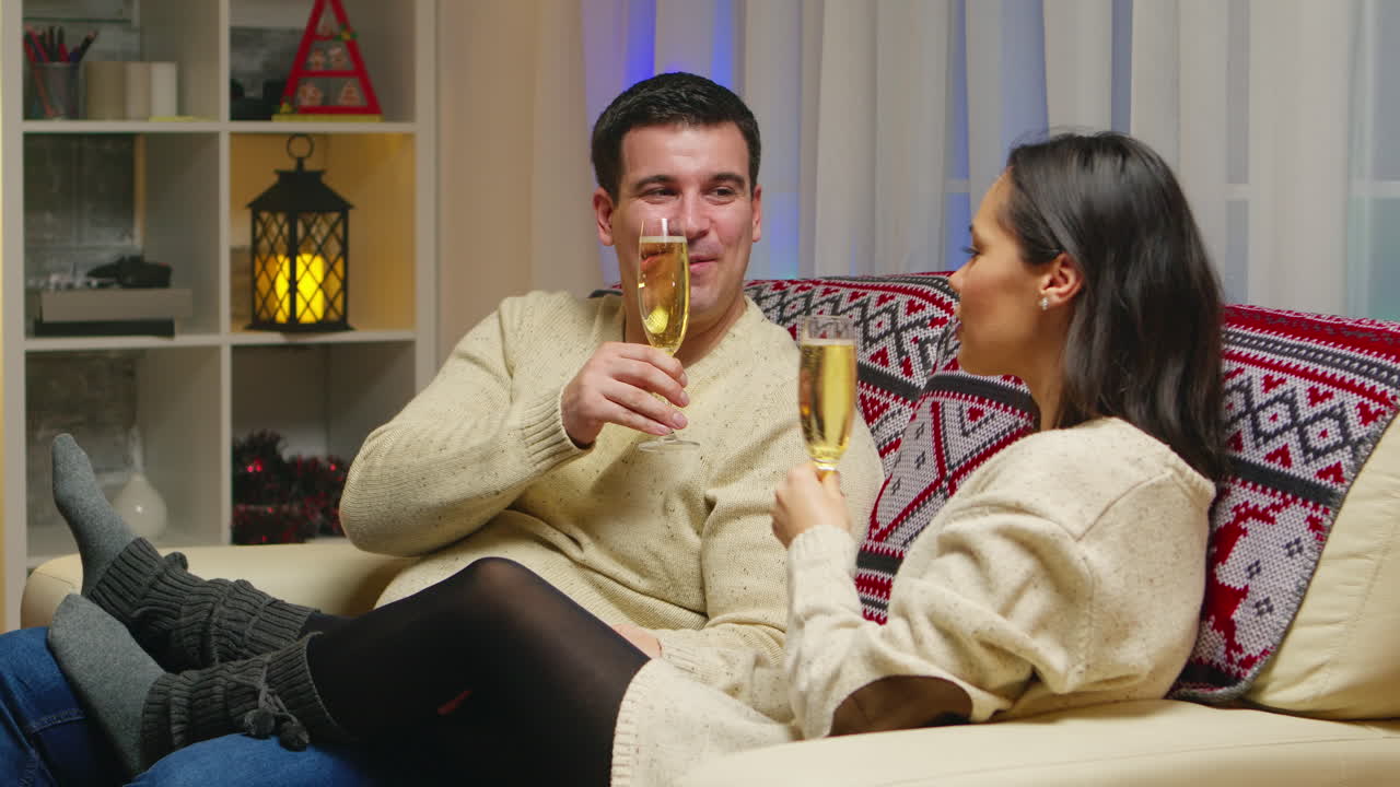 Primer plano con zoom de una pareja sosteniendo copas de champán