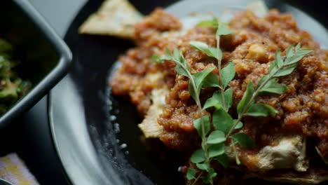 palometa frita con sambal picante con judías aladas salteadas
