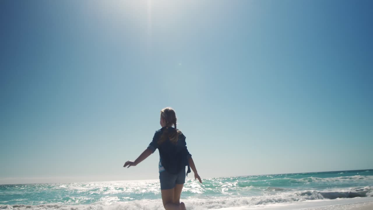 해변에서 달리는 어린 소녀