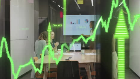 animación de procesamiento de datos y diagramas sobre diversas personas de negocios discutiendo el trabajo en la oficina