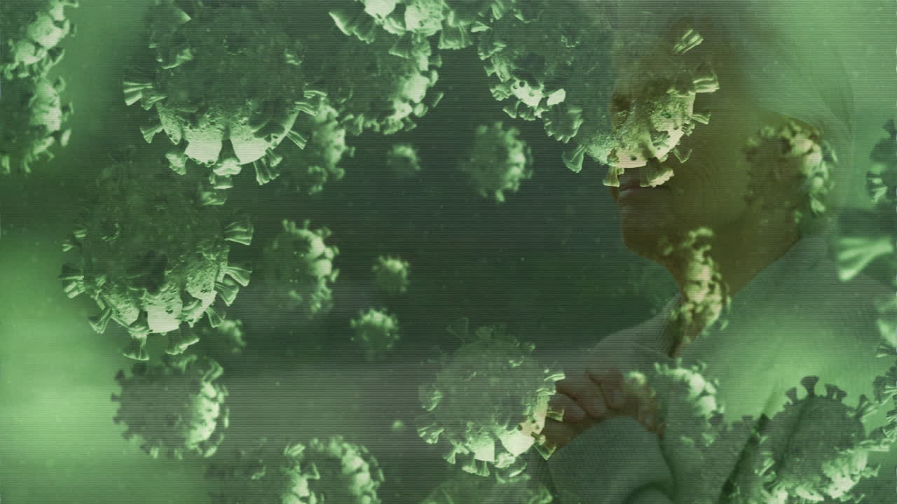 코로나19 세포가 기도하는 노인 여성에 대해 움직이고 있습니다.