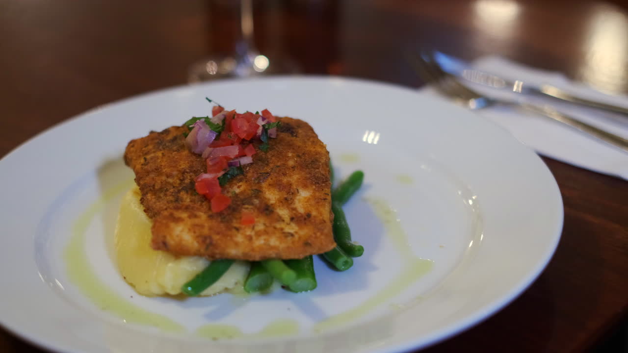 구운 대서양 그루퍼 레스토랑 요리