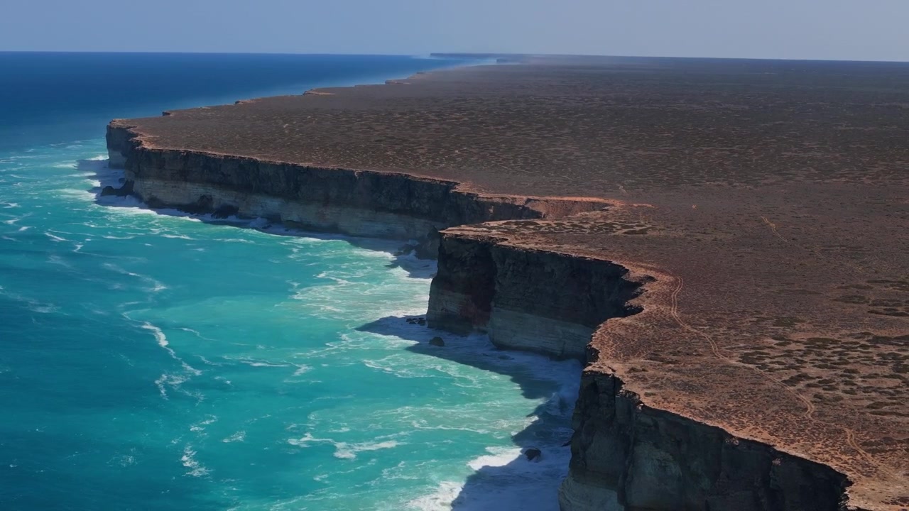 Güney Avustralya'daki Nullarbor kayalıkları etrafında sinematik drone panoraması.