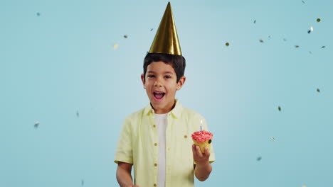 feliz cumpleaños, niño y sonrisa con confeti