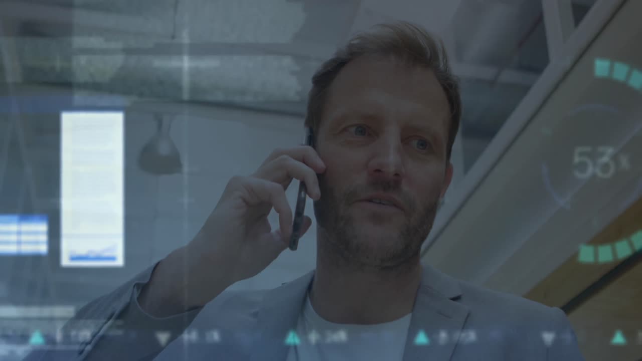 animación de gráficos, círculos de carga y tablero de negociación, hombre caucásico hablando por teléfono móvil en la oficina