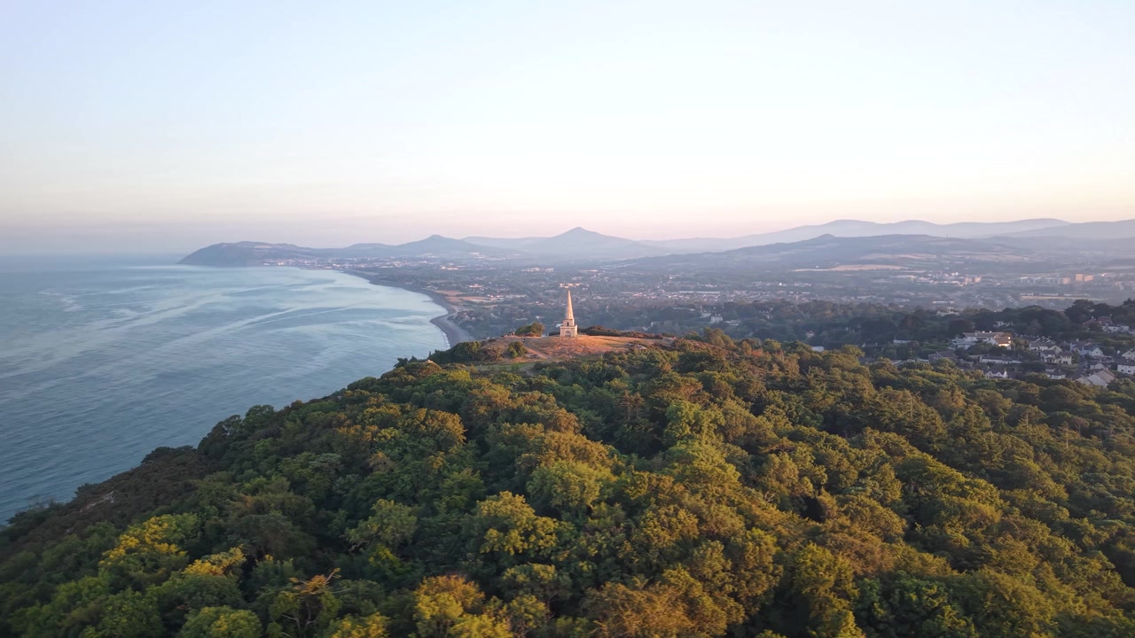 Dublin, İrlanda'daki Killiney Tepesi. Dönüm noktası ve şehir manzarasının geniş havadan panoramik görüntüsü, kıyı