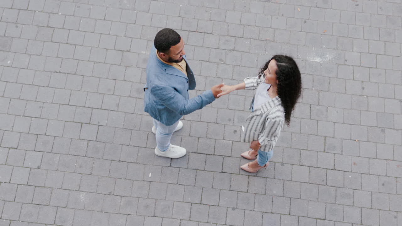 paseo por la ciudad, apretón de manos y gente de negocios