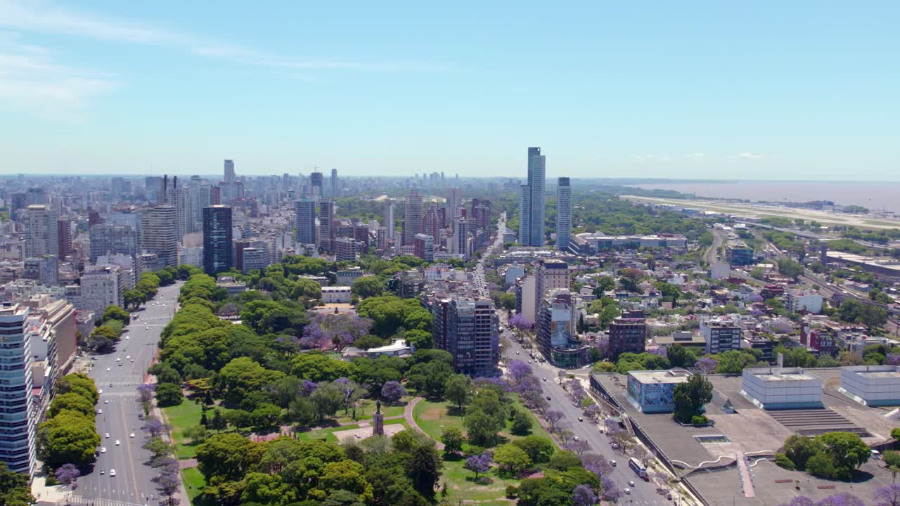 vista aérea estableciendo las áreas verdes y recreativas de recoleta en un soleado día de domingo, buenos aires, argentina