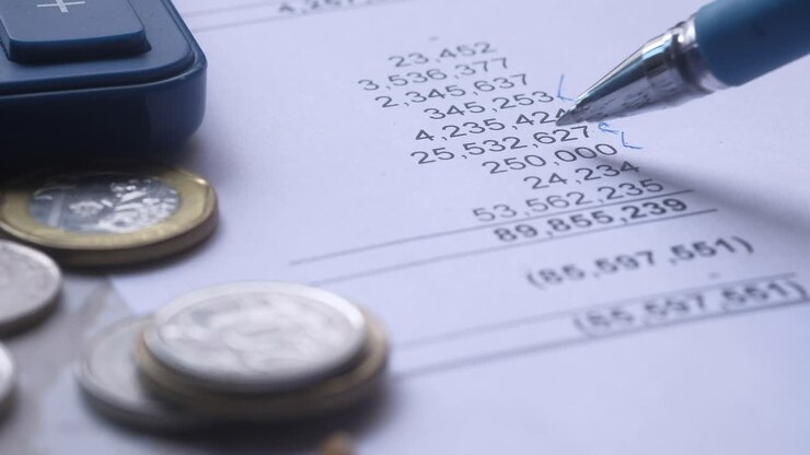 Documenti finanziari con calcolatrice e monete