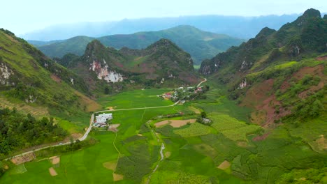 Exuberantes-Campos-De-Arroz-Verde-Rodean-Pequeñas-Aldeas-En-Las-Montañas-Nubladas-Del-Norte-De-Vietnam