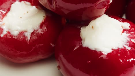 pimienta rellena con queso, restaurante italiano o español con tapas tradicionales, cocina española, deliciosas tapas saladas fermentadas y queso, tomates secos, aperitivo en la barra, buffet