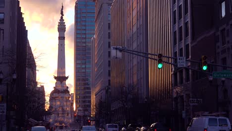 Buen-Disparo-Del-Centro-De-Indianápolis,-Indiana,-En-La-Noche-O-Al-Anochecer-Con-Soldados-Y-Marineros-Monumento-1