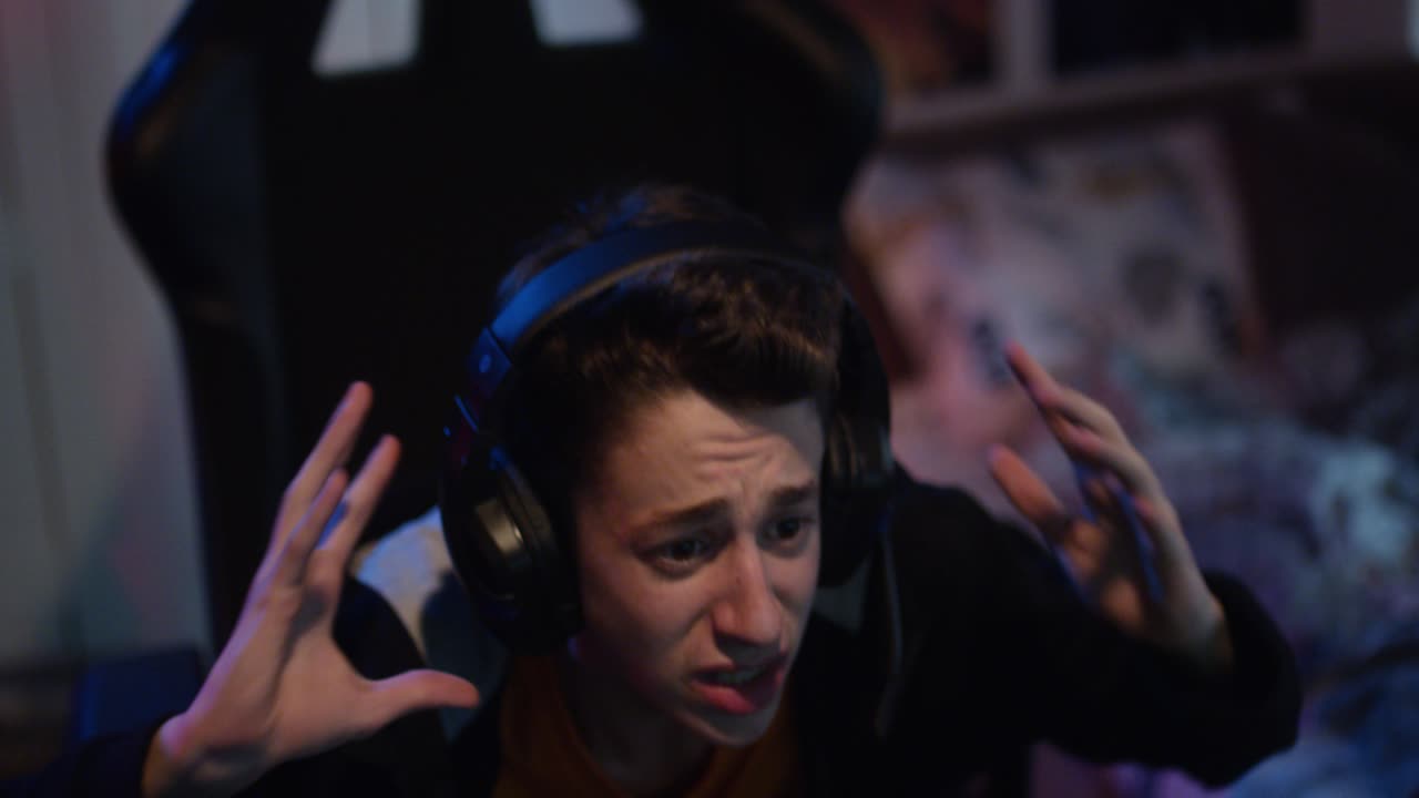 벽에 헤드셋을 던지는 십대 게이머