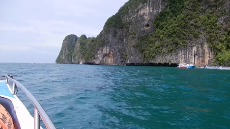 barco taxi de las islas phi phi navega hasta la cueva vikinga