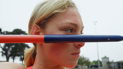 primer plano de una atleta caucásica practicando el lanzamiento de jabalina en un lugar deportivo 4k