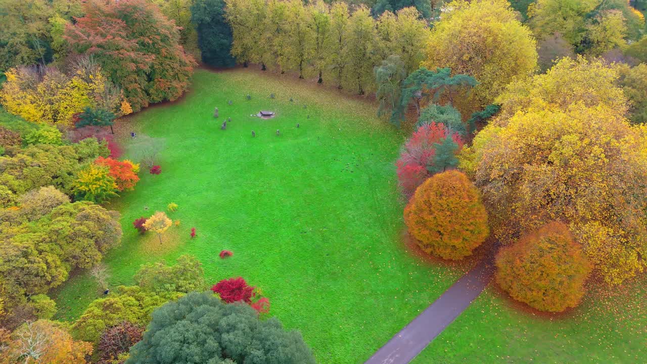 가을 색의 나무로 둘러싸인 브루트 파크의 잔디 은 곳의 고르세드 서클