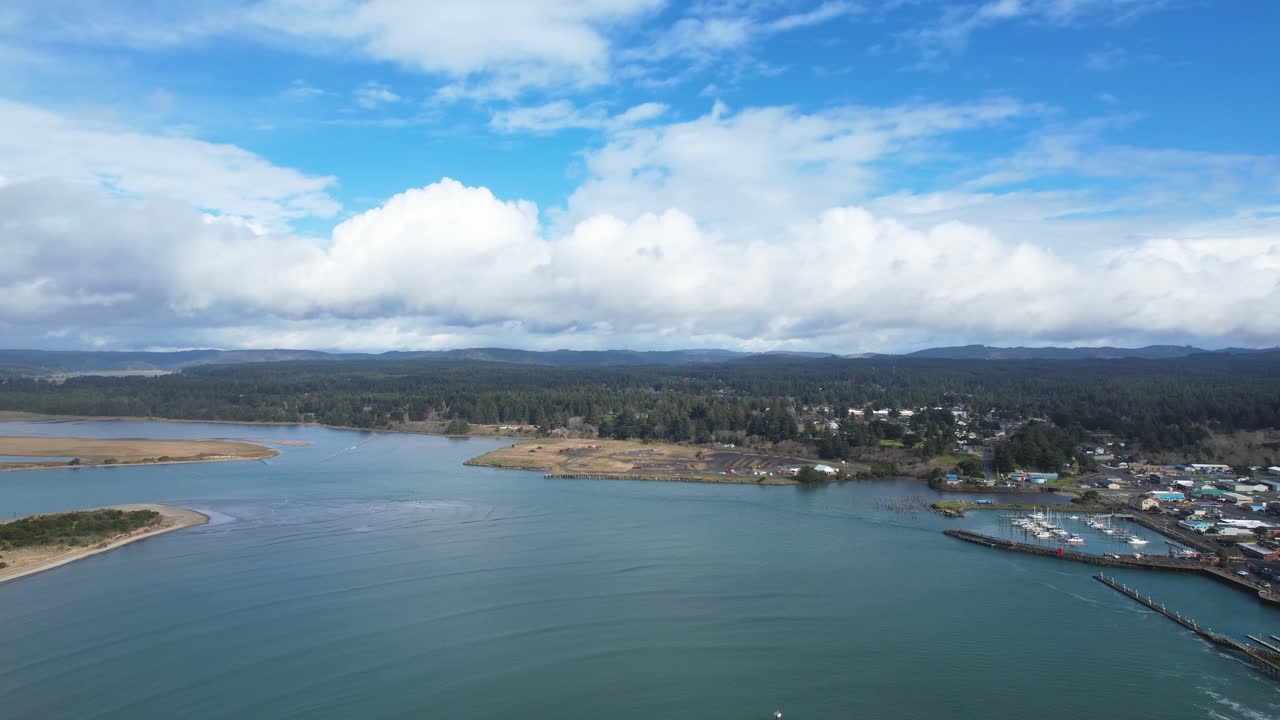 Vakkert 4K luftfoto med drone som viser havet i Bandon, Oregon.