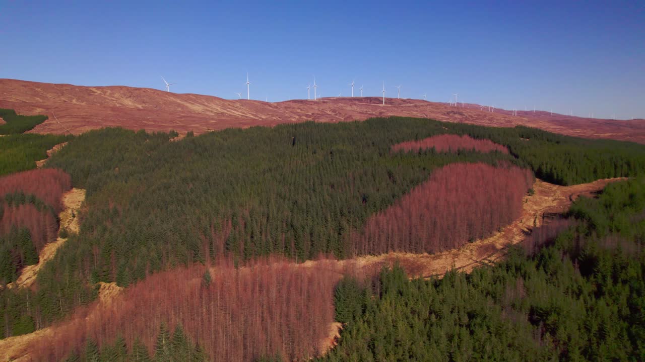 풍차로 멋진 4k 언덕 드론 샷