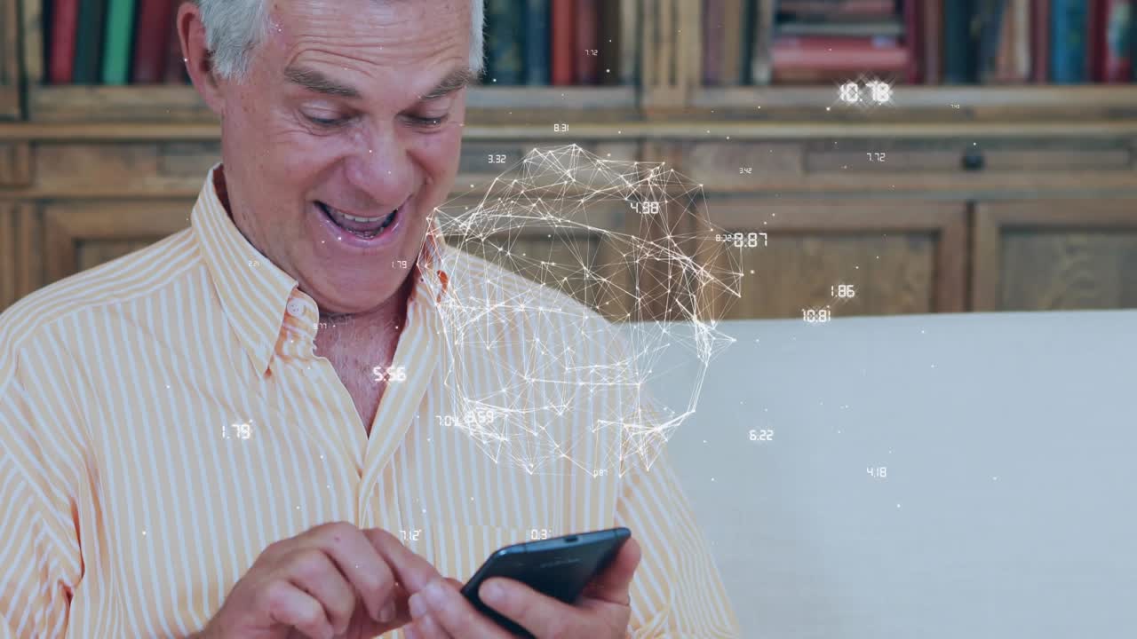 Animazione di connessioni e globo su un anziano caucasico felice che usa lo smartphone.