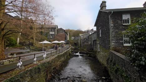 Viel-Befahrene-Straße-Im-Cumbrian-Dorf-Ambleside