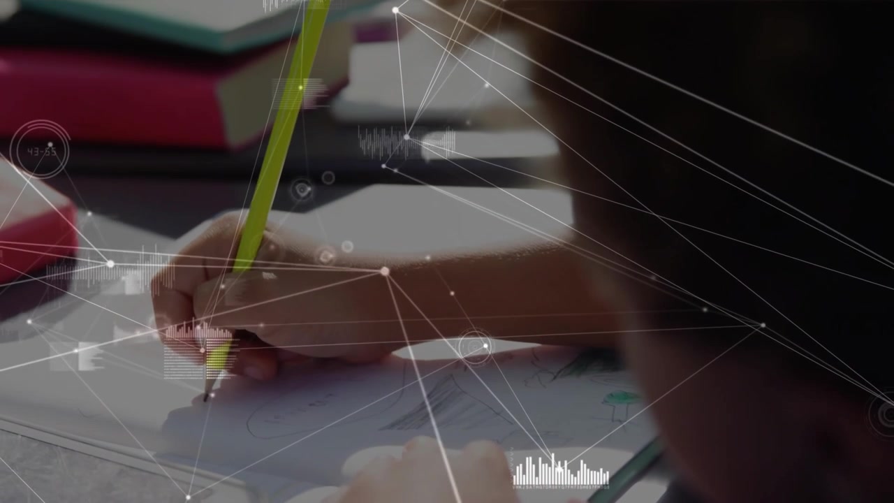 Matita gialla in evidenza, alunno che scrive su una scheda didattica, linee HUD sovrapposte all'area di lavoro.