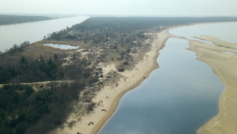 Panoramablick-Auf-Mewia-Lacha-Mit-Menschen-An-Der-Dünenküste-Auf-Der-Insel-Sobieszewo,-Danziger-Bucht,-Ostsee,-Polen