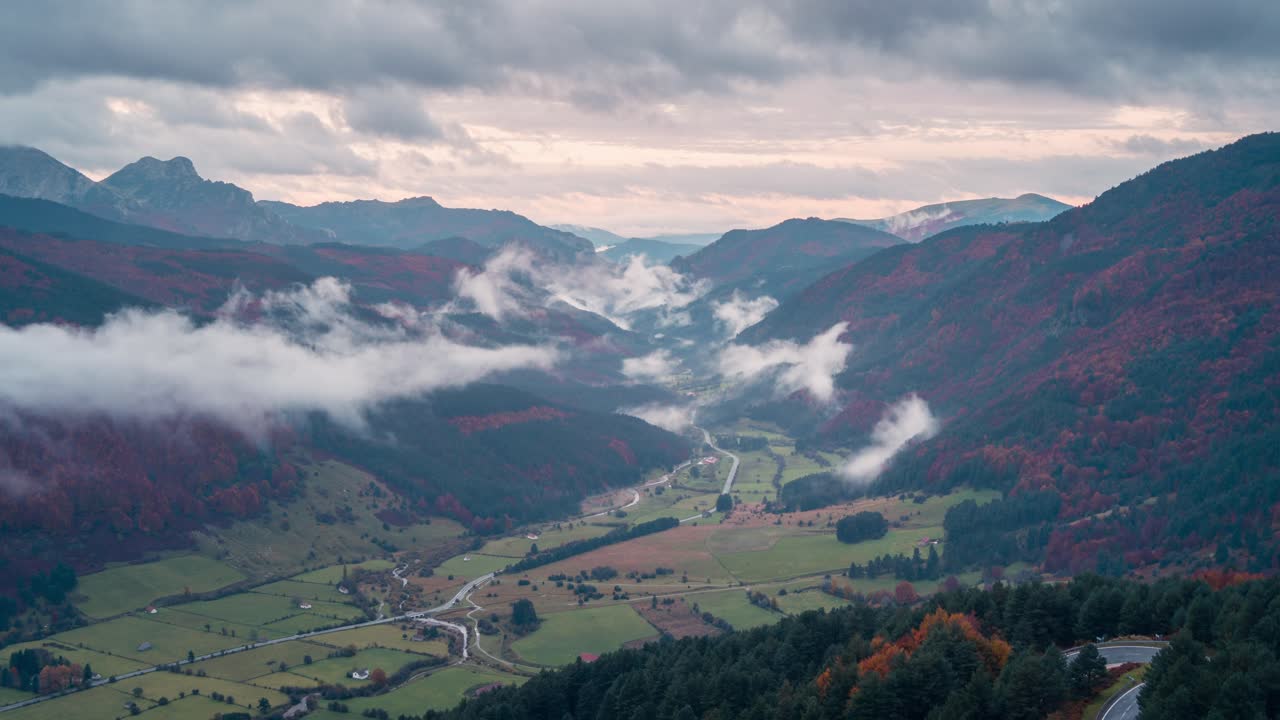 valle de roncal en españa pirineos durante la niebla nubes bajas y nubes altas amanecer nublado hermoso valle durante la temporada de otoño otoño