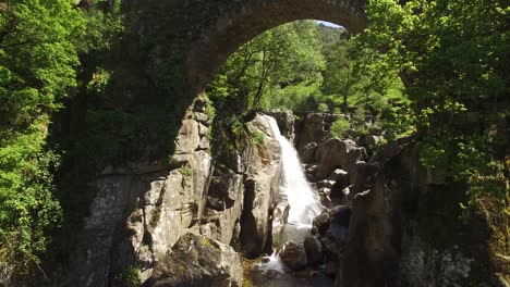 Drohnenaufnahmen-Brücke-über-Wasserfall