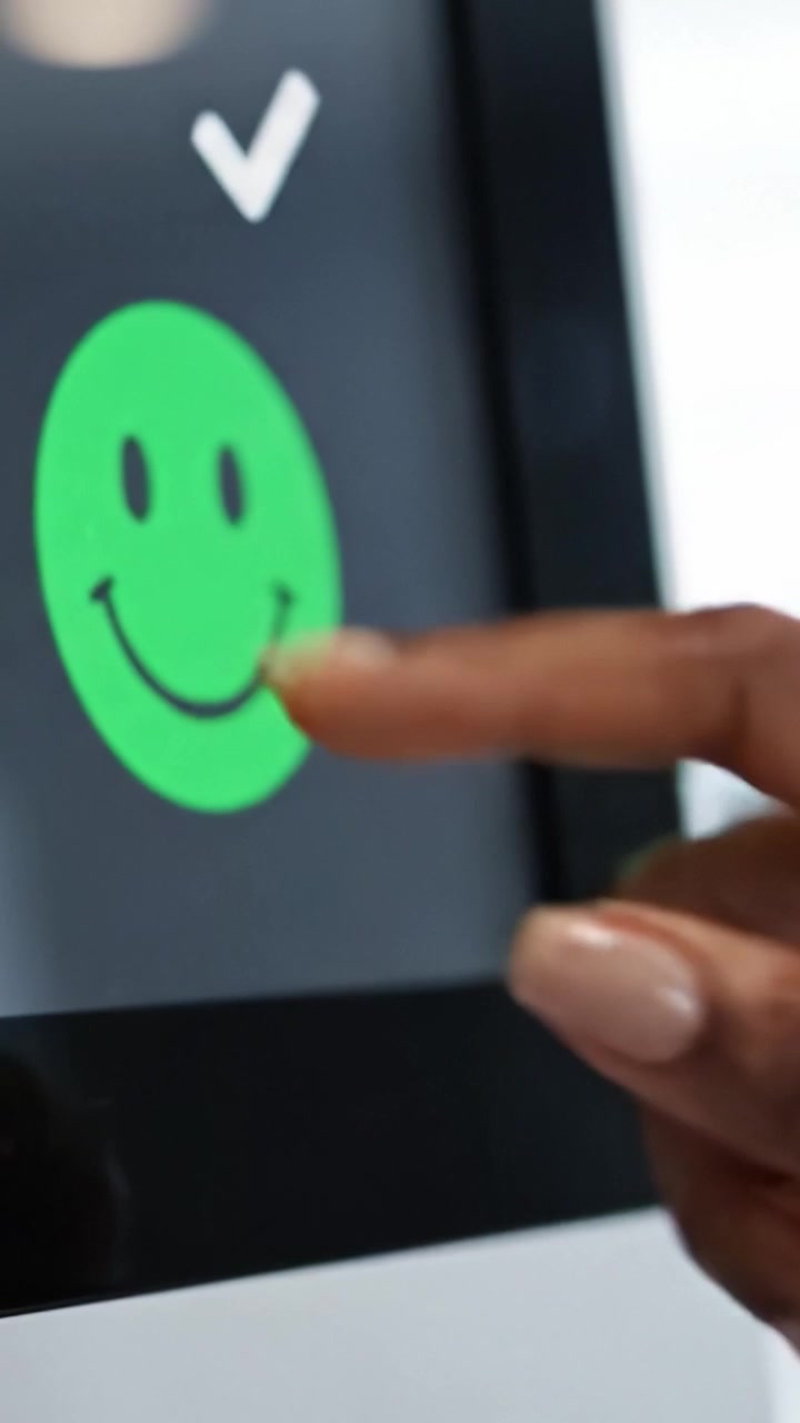 A Cheerful Confirmation: A Green Smiley Face with a Checkmark Emphasizes Positive Feedback on a Digital Screen